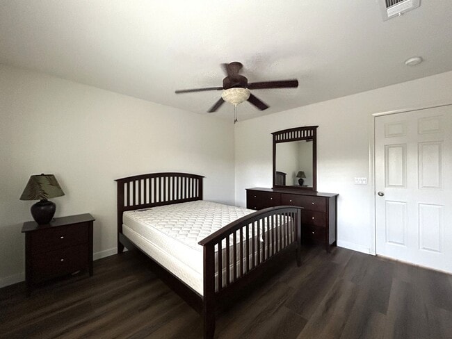 Building Photo - AVAILABLE NOW!! Fully Furnished 5 Bedroom 2.5 Bathroom Two Story Home in Beaumont!!