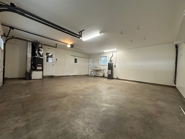 Building Photo - 711 E Locust Ave