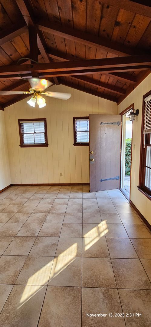 Building Photo - Centrally Located Small Cottage Studio with Private Yard