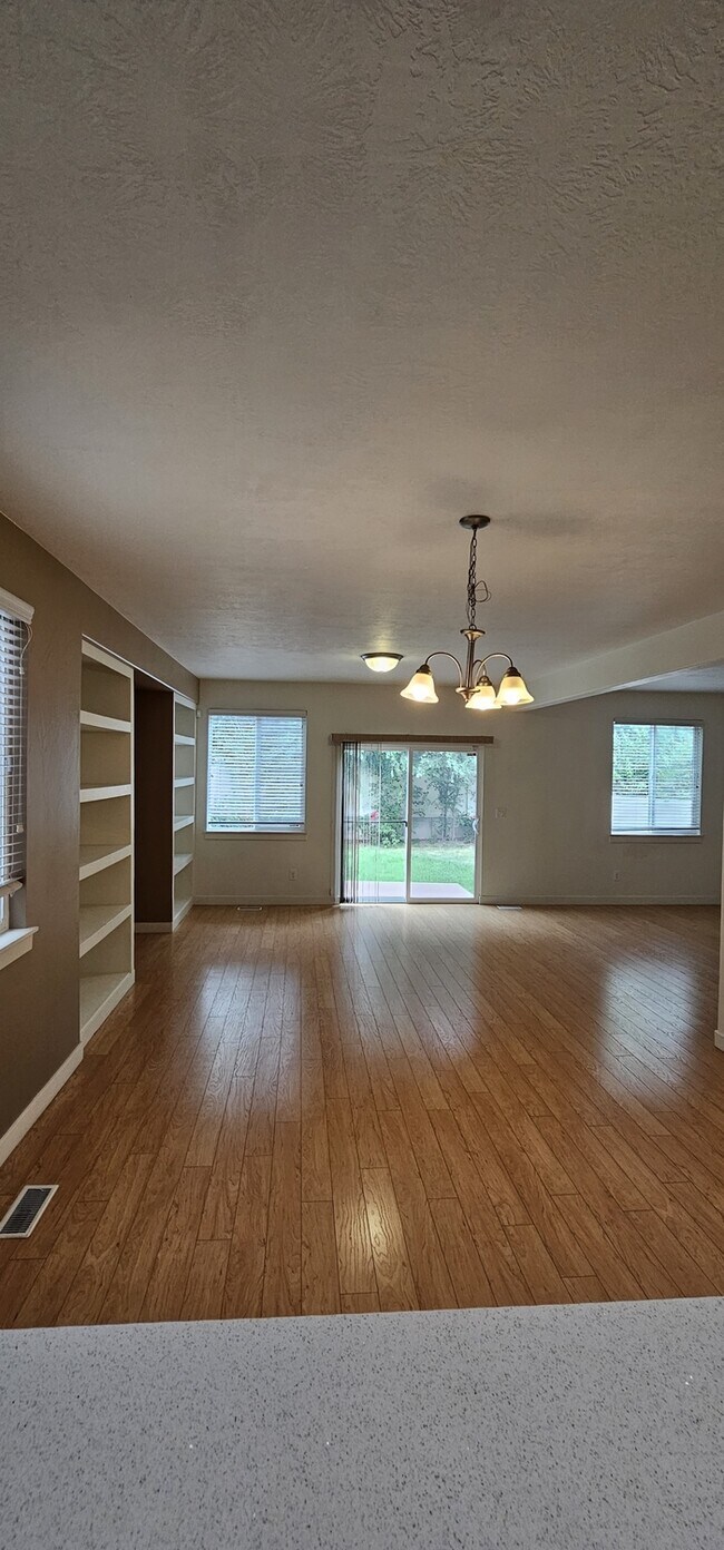 Building Photo - Single Family Home