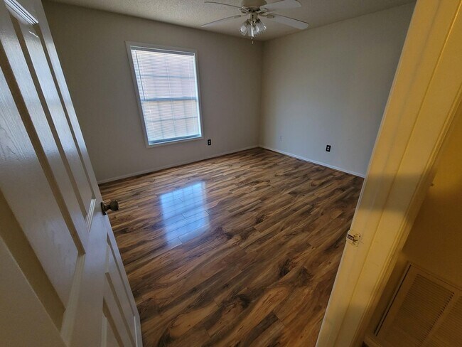 Building Photo - READY TO MOVE IN !!  2 Beds/2Baths!