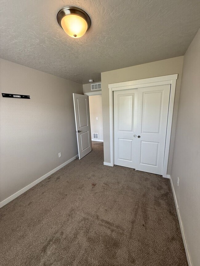 Building Photo - Fully Furnished All Utilities Included.