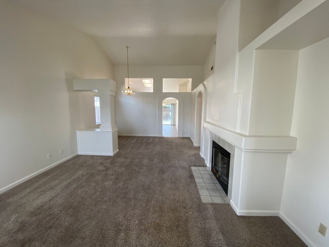 Building Photo - 3 Bed, 2 Bath Home in Elk Grove