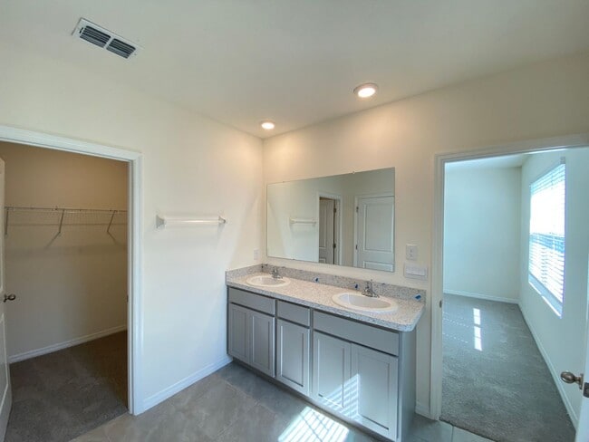 Building Photo - Desirable SE Ocala Subdivision - Lake Diamond-North - 4/3/2 *Available Soon* Won't Last!