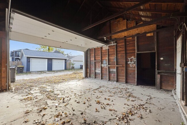 Building Photo - 3-Bed, 2-Bath Home with Large Kitchen & De...