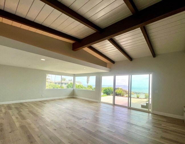 Building Photo - 4 bedroom, 2.5 bathroom home in the desirable Mt Soledad neighborhood.