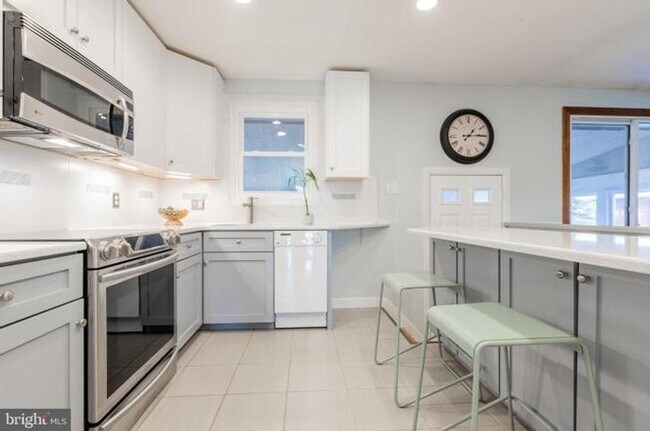 Building Photo - Charming 3BR House in Newark