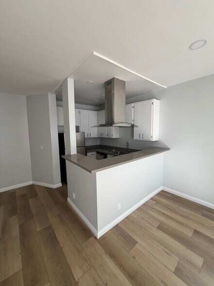 Building Photo - 2107 N Beachwood Dr