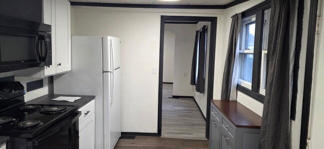 Building Photo - 221 Elm St