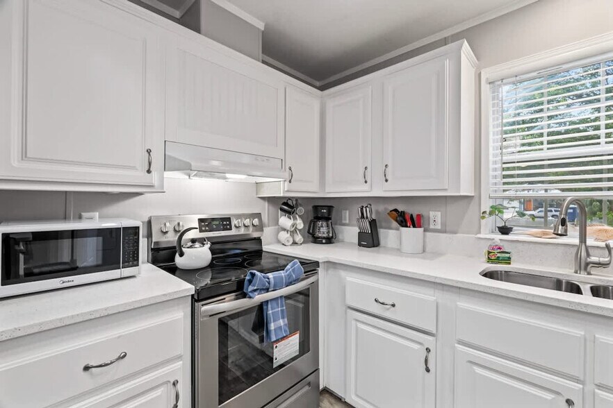 Building Photo - 858 13th St