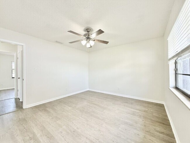 Building Photo - 5212 Peach Ave