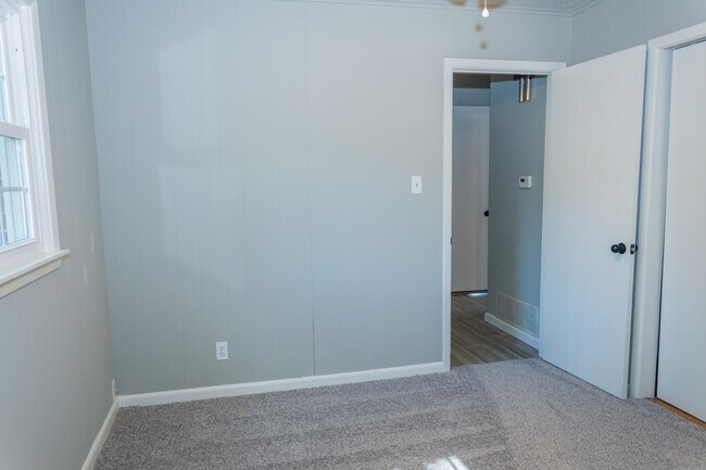 Building Photo - 3 Bed 1.5 Bath