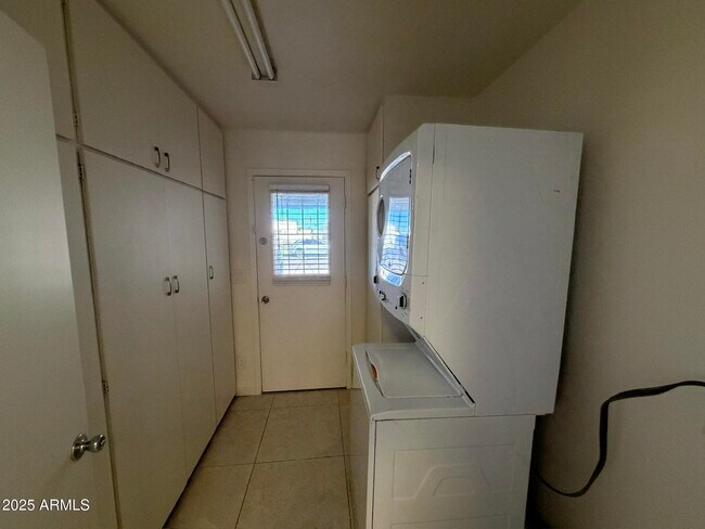 Building Photo - 1955 E Del Sur Dr