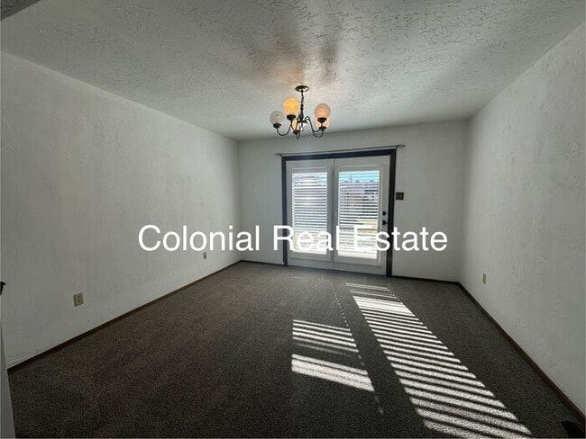 Building Photo - Spacious 2 story home