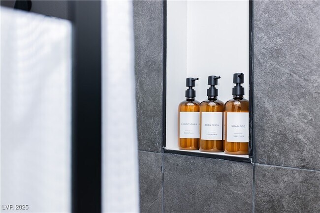 Building Photo - 522 E St Louis Ave