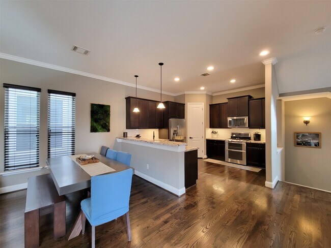 Building Photo - 925 W 19th St