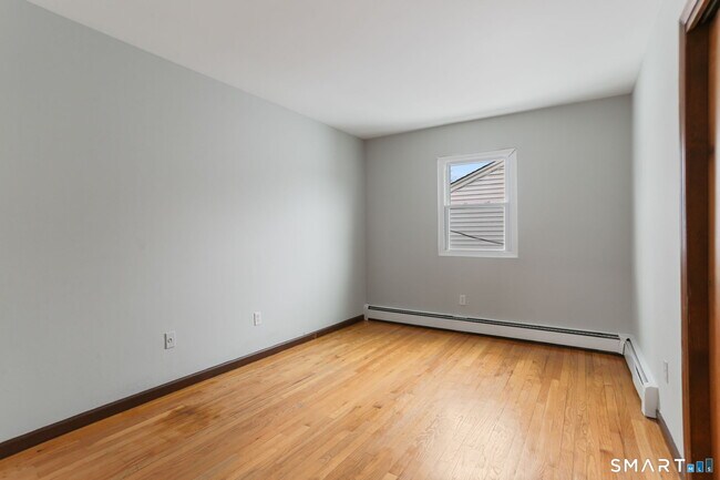 Building Photo - 86 Harbor Dr