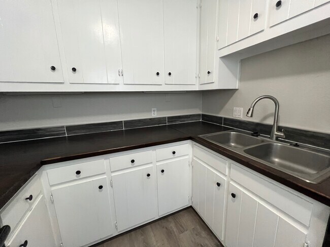 Second available unit - 2 bed 1 bath; Master bed has 2 walk in closets - 441 S Houston St