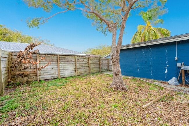 Building Photo - Historic GEM! – The First Female-Built Home in Holly Hill