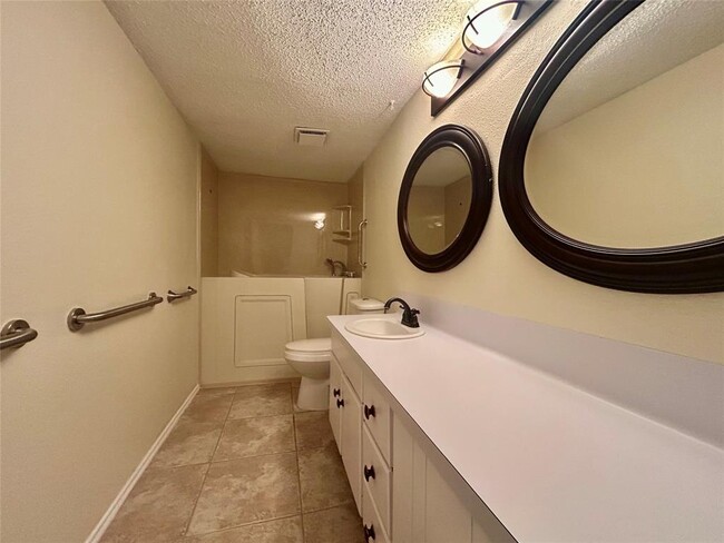 Building Photo - 2456 Country Club Dr