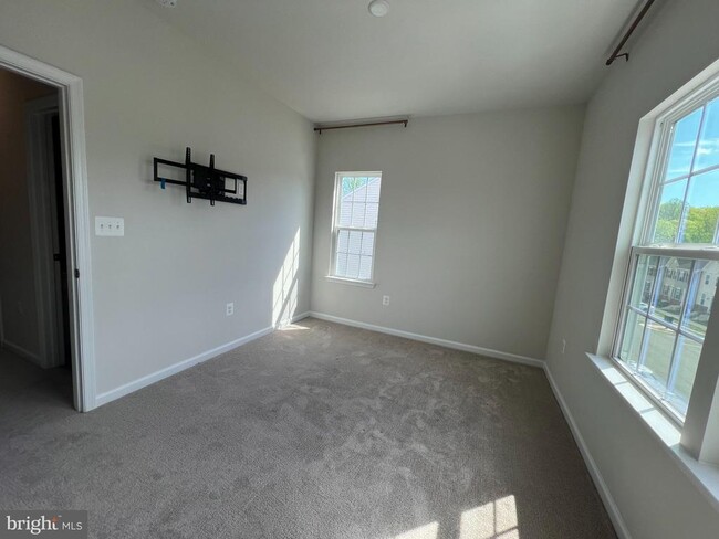 Building Photo - 526 River Crest Way