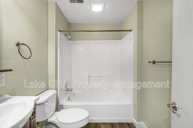 Building Photo - 1525 E Woodland Dr