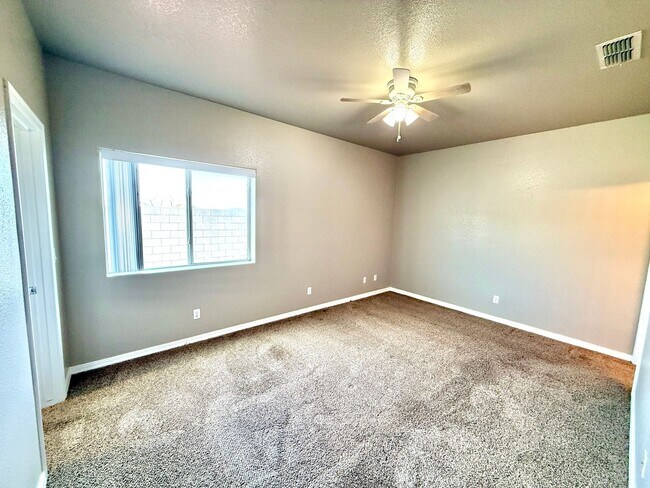 Building Photo - Move in Special! Half off 1st Month's Rent- Great 3 Bedroom Duplex near the Kingman Hospital!