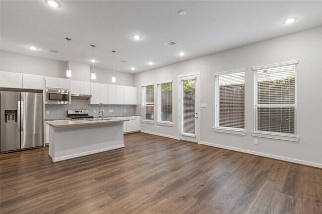 Building Photo - 606 Thornton Rd