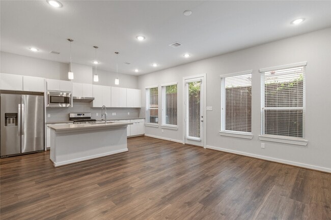 Building Photo - 608 Thornton Oaks Ln