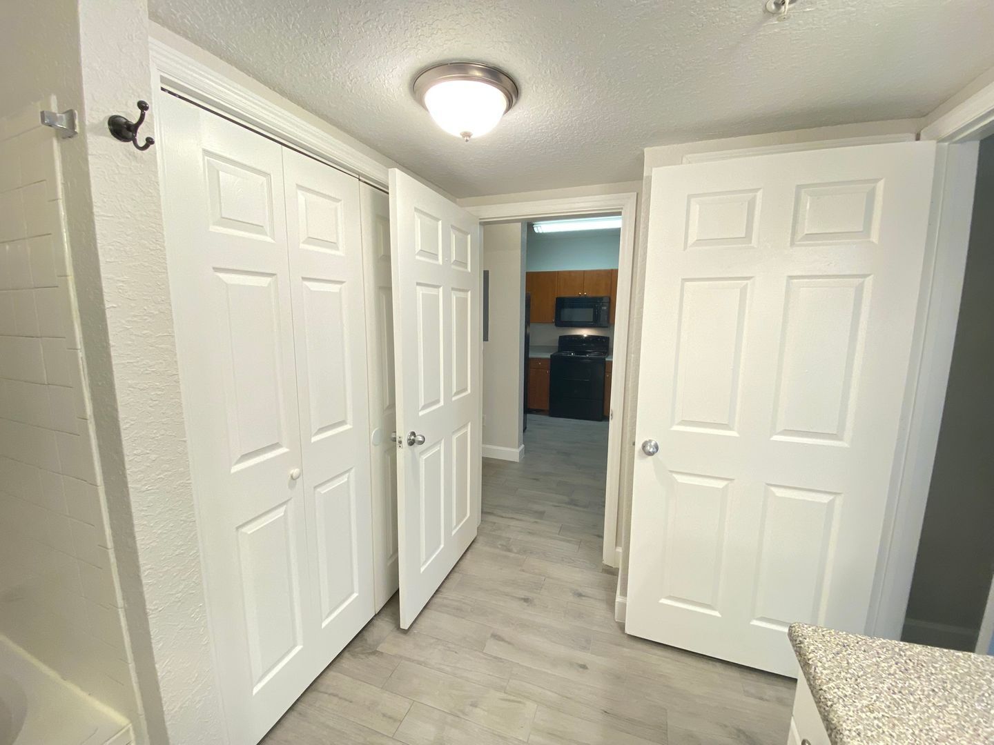 Building Photo - Downtown stunner! 1-Bed / 1-Bath in the Gr...