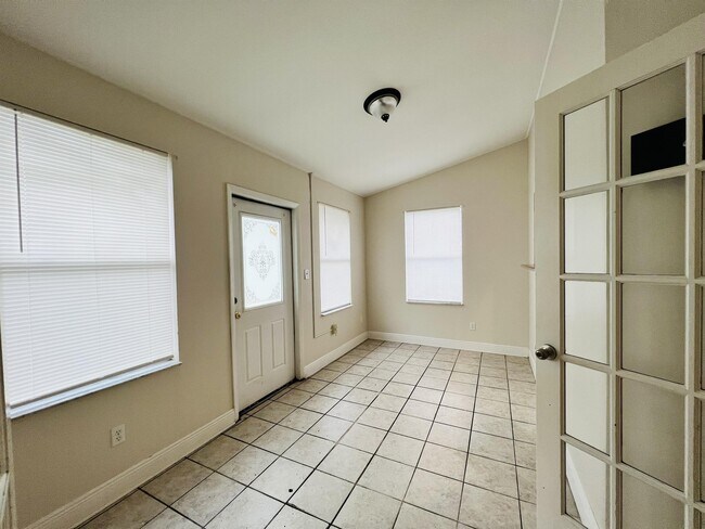 Building Photo - 612 Sherwood Oaks Cir