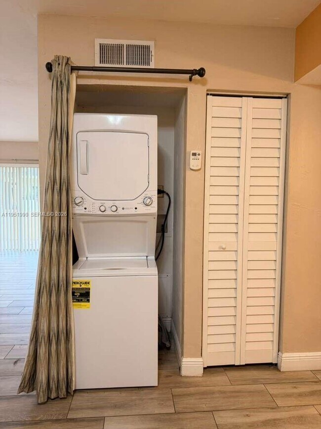 Building Photo - 13858 SW 90th Ave