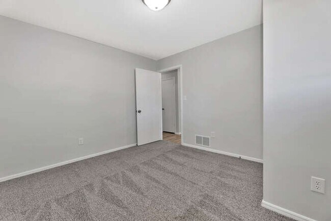 Building Photo - 2025-2027 N. Rosewood Ct.