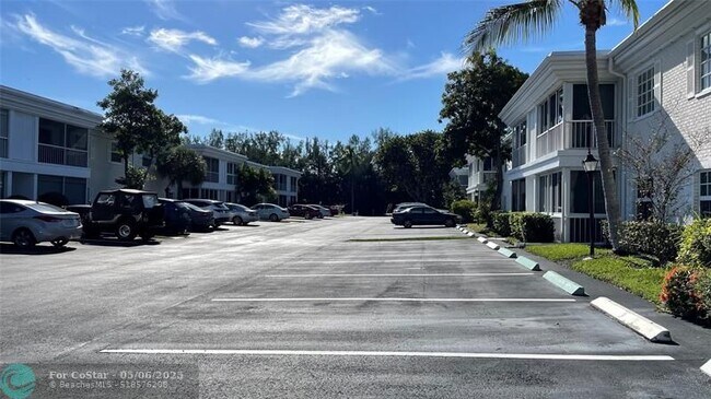 Building Photo - 6443 Bay Club Dr
