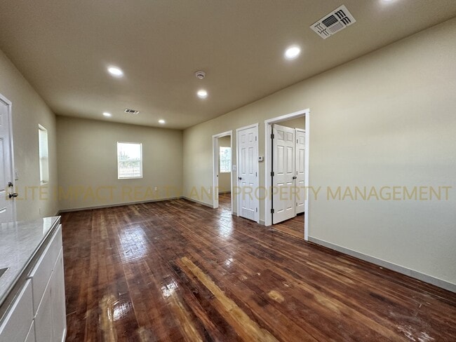 Building Photo - 440 S Sentinel Ave