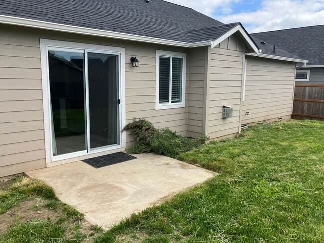 Building Photo - 2023 Three Bedroom Home in Dallas