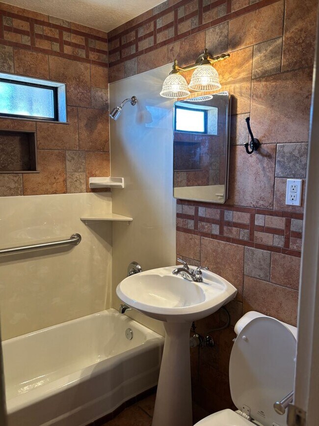 Building Photo - NEWLY REMODELED 1 BED 1 BATH