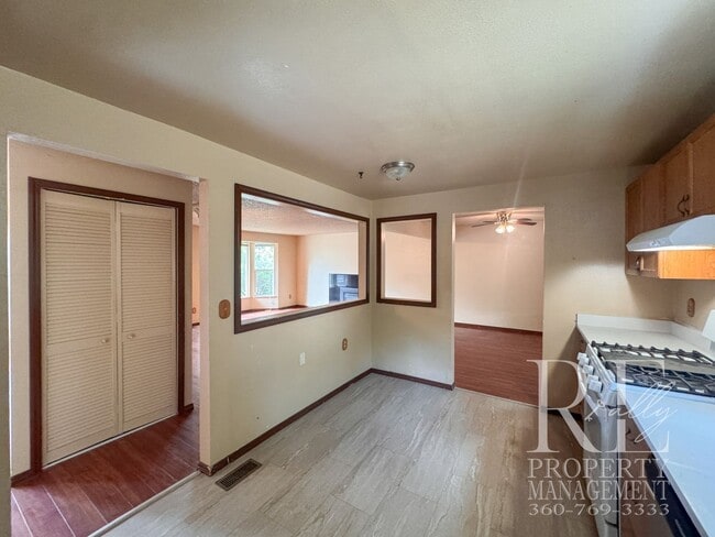 Building Photo - 7880 Oxbow Ave