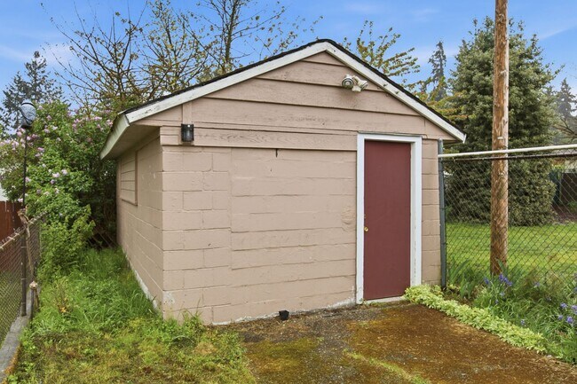Building Photo - Cozy 4-Bedroom Home with Wood Stove & Large Backyard in Mountlake Terrace
