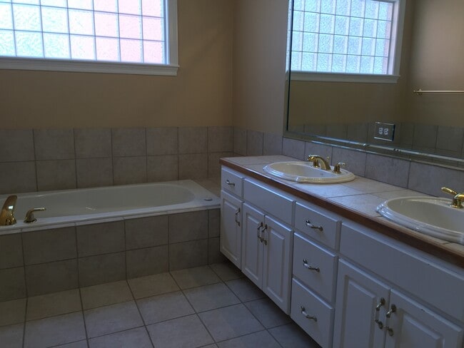 Building Photo - Pensacola - Downtown - 2 bedroom, 2 bathroom - water and sewer included