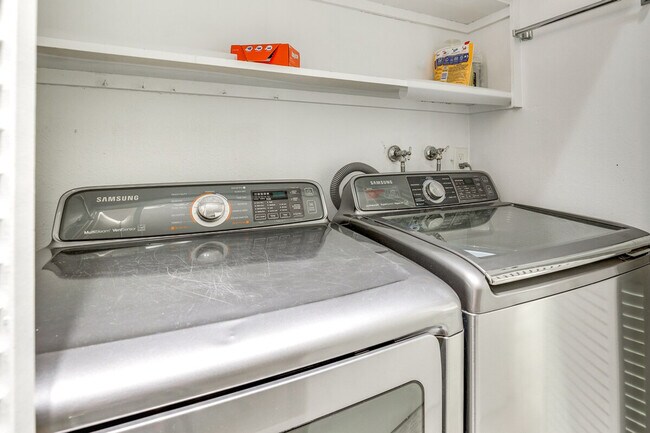 Building Photo - 4513 Cove Dr