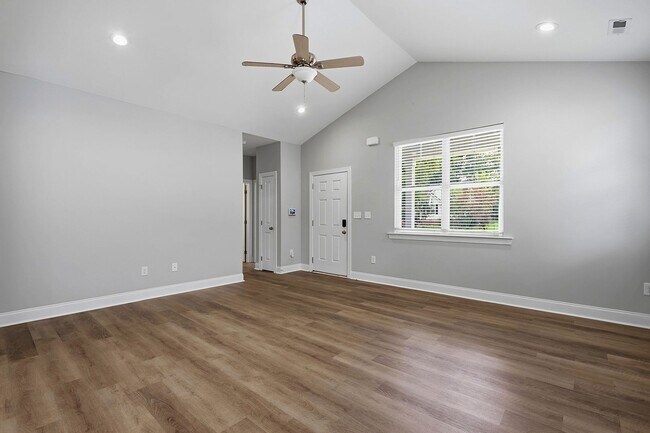 Building Photo - 573 Circle Dr