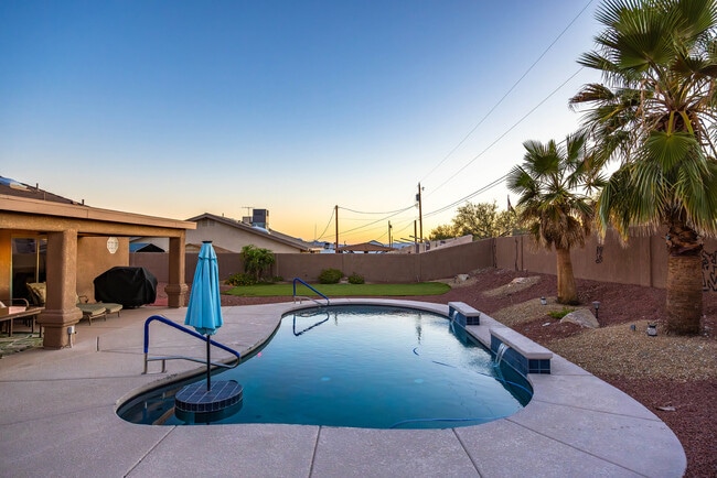 Building Photo - 3161 Newport Dr
