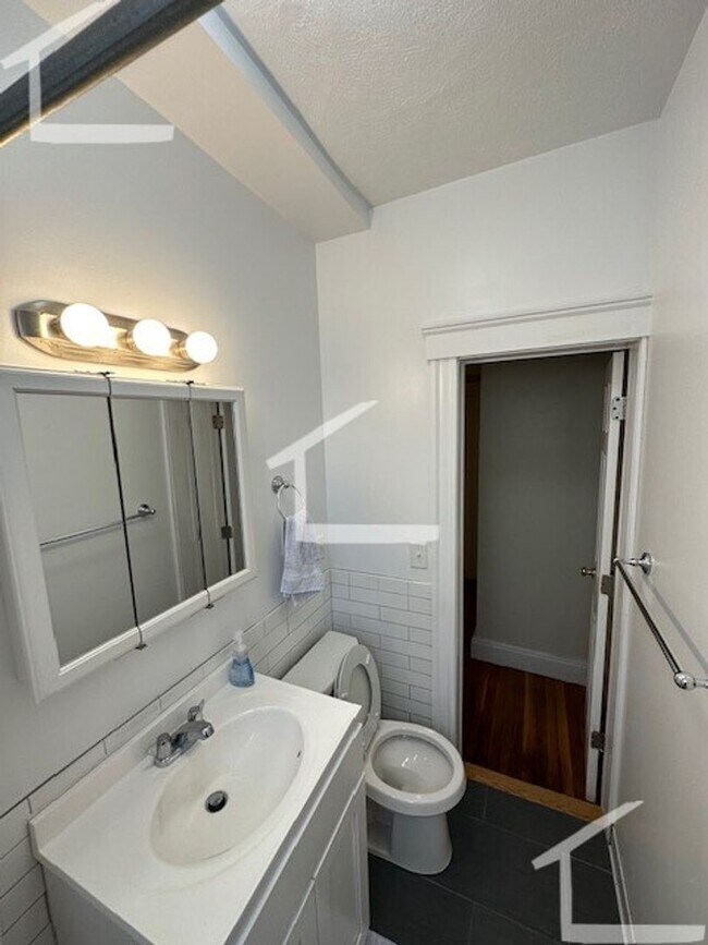 Building Photo - Gorgeous renovated studio with great location in Brighton available NOW!!