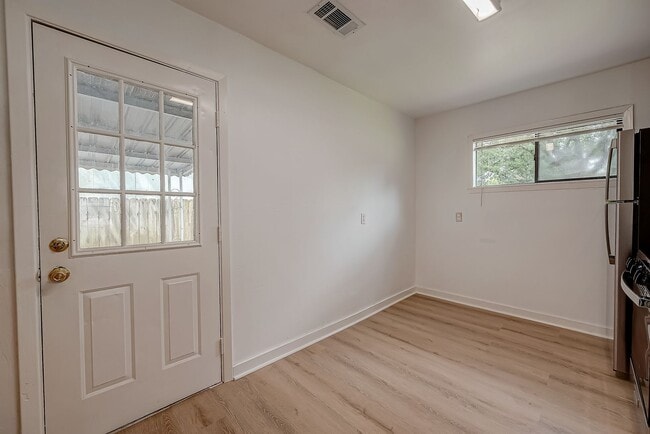 Building Photo - For Lease | 3 Bed, 1 Bath | 1,199 Sq Ft | ...