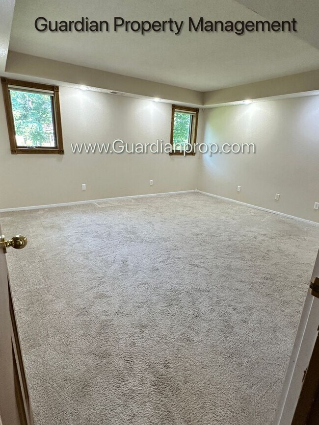 Building Photo - Eagan Single Family Home, 3 Car Garage, La...