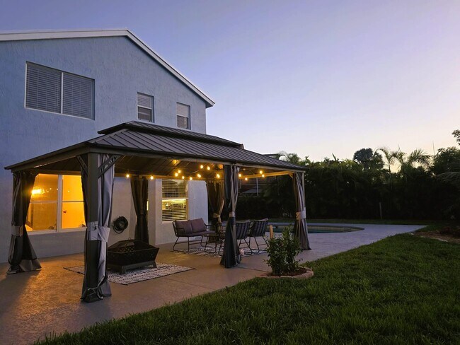Building Photo - 8225 Pelican Harbour Dr