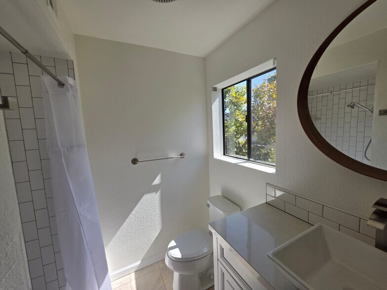 Building Photo - 2210 River Run Dr