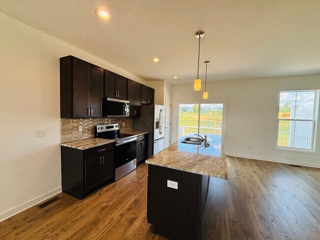 Building Photo - 3 Bedroom 2.5 Bath Townhouse