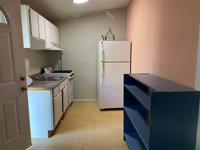 Building Photo - 3620 Reveille St